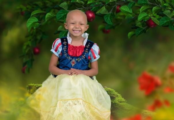 La niña de cinco años que lucha contra el cáncer brilla en una ...
