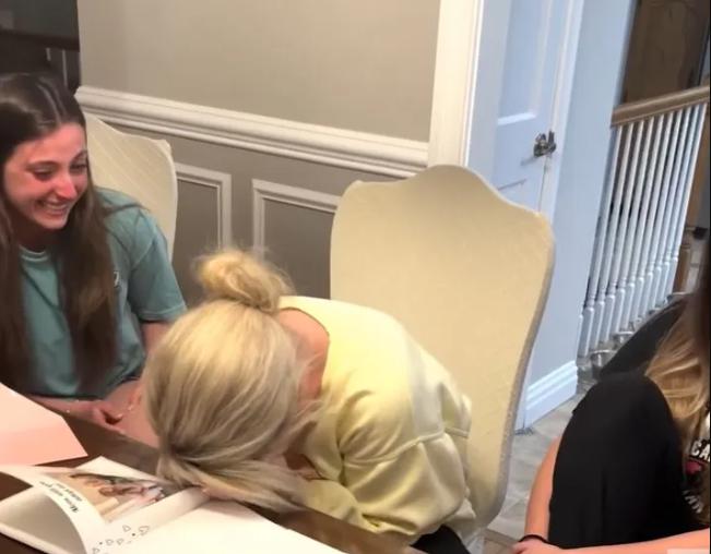 La mujer recibió el regalo más significativo y conmovedor en el Día de la Madre por parte de sus hijas gemelas.