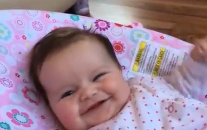 La niña pronunció su primera palabra a las 11 semanas. Seguro que querrás ver el video, y te será difícil resistirte a sonreír