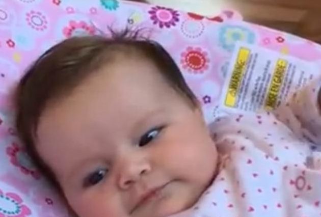 La niña pronunció su primera palabra a las 11 semanas. Seguro que querrás ver el video, y te será difícil resistirte a sonreír