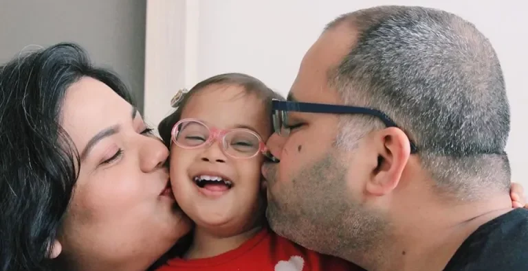 Un niño de cuatro años con síndrome de Down supera valientemente su miedo y baja por las escaleras por primera vez.
