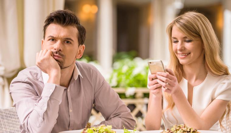 En la primera cita, el chico se vengó de la chica, que ni siquiera se molestó en apartar la mirada de su teléfono.