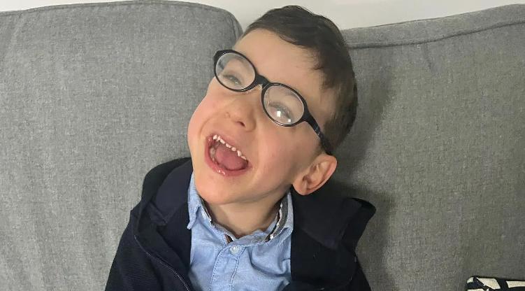 El niño de cuatro años con parálisis cerebral cuadripléjica fue recibido cálidamente por los agentes de policía.