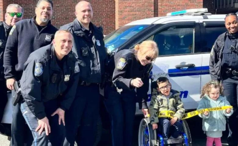 El niño de cuatro años con parálisis cerebral cuadripléjica fue recibido cálidamente por los agentes de policía.