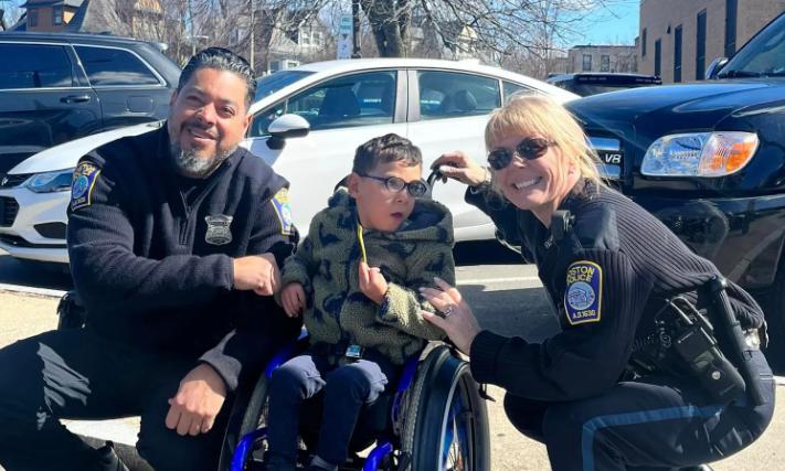 El niño de cuatro años con parálisis cerebral cuadripléjica fue recibido cálidamente por los agentes de policía.
