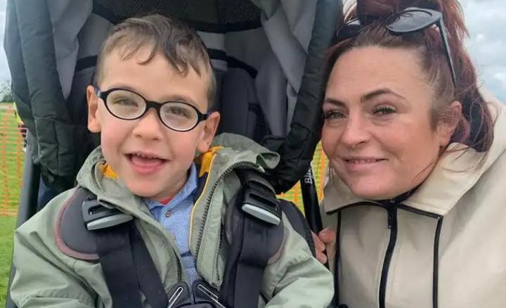El niño de cuatro años con parálisis cerebral cuadripléjica fue recibido cálidamente por los agentes de policía.
