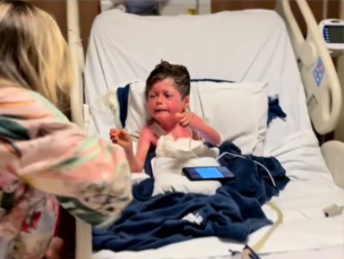 Después de 16 días en coma, las emociones de alegría inundaron a madre e hijo en un conmovedor momento de reunión.