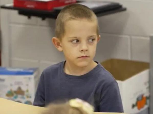 Los mejores amigos más adorables: el conductor del autobús escolar cambia la vida de un estudiante de primer grado para mejor.