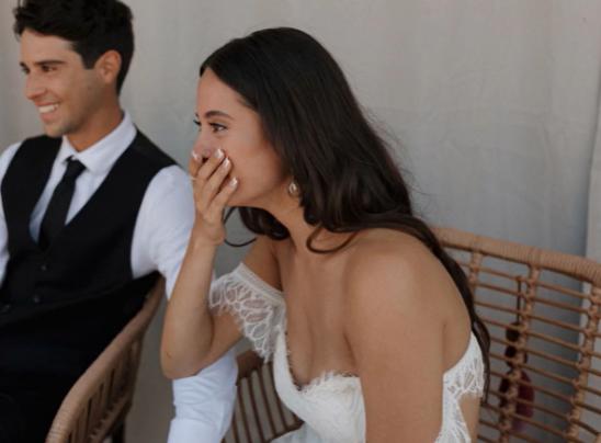 En su boda, la novia organizó un momento conmovedor: el primer baile emocional para sus padres, quienes se escaparon y se casaron en secreto hace 25 años.