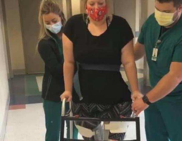 Los médicos decían que no podría moverse por sí misma, pero la novia de todas maneras dio un paseo por el pasillo.