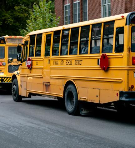 Los mejores amigos más adorables: el conductor del autobús escolar cambia la vida de un estudiante de primer grado para mejor.