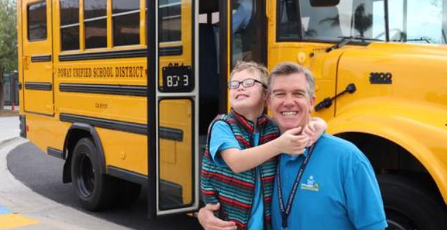 Un padre con necesidades especiales sorprendió a su hijo al aprender a manejar un autobús escolar.