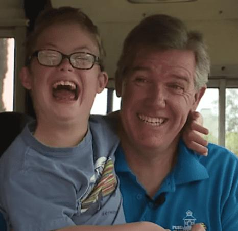 Un padre con necesidades especiales sorprendió a su hijo al aprender a manejar un autobús escolar.