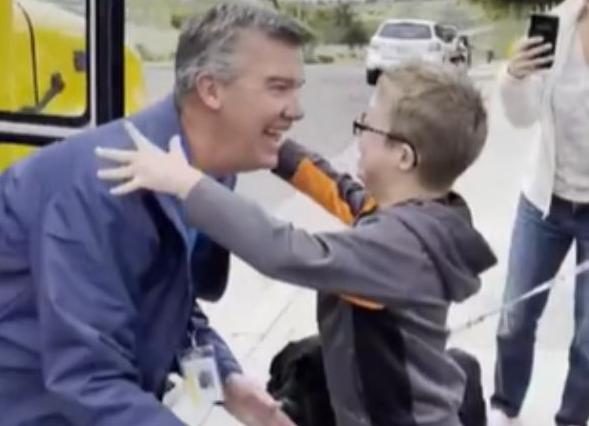 Un padre con necesidades especiales sorprendió a su hijo al aprender a manejar un autobús escolar.