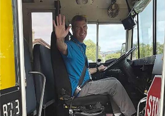 Un padre con necesidades especiales sorprendió a su hijo al aprender a manejar un autobús escolar.