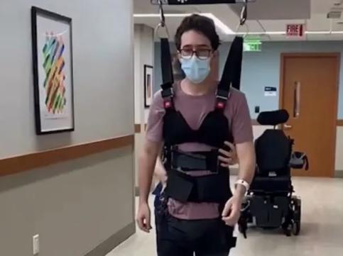 Sylvester Stallone ofrece apoyo a un joven que superó la parálisis después de un accidente, llamándolo "un verdadero Rocky"