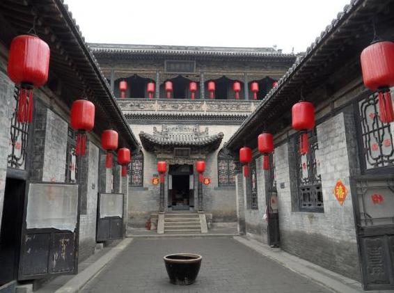 La acción de este hombre, que plantó rosas rojas en honor a su amada esposa, provoca sorpresa y admiración en todos.
