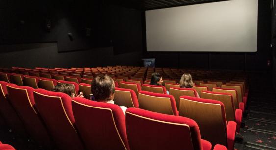 La persona logró sobrevivir después de sufrir un infarto durante la proyección de una película sobre James Bond con el irónico título "Sin tiempo para morir".