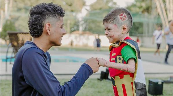 Después de 16 días en coma, las emociones de alegría inundaron a madre e hijo en un conmovedor momento de reunión.