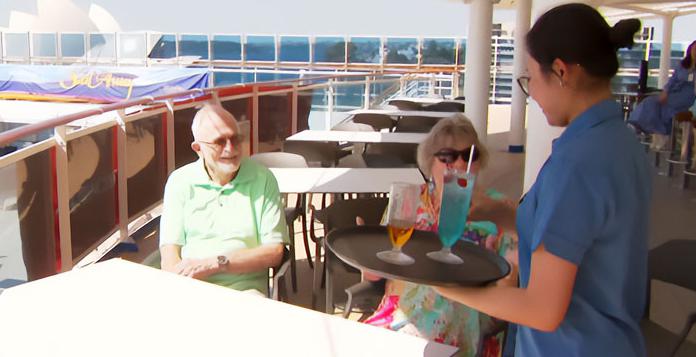 Observa cómo esta pareja de ancianos decidió vivir a bordo de un crucero. Este es su 51º crucero.