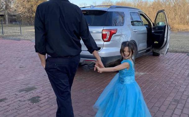 Un momento conmovedor. La madre proporcionó su vestido de graduación para bailar con el padre en el baile.