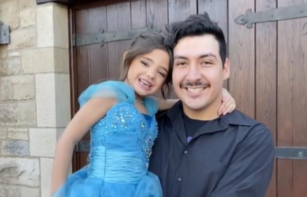 Un momento conmovedor. La madre proporcionó su vestido de graduación para bailar con el padre en el baile.