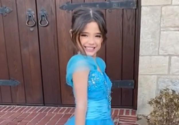 Un momento conmovedor. La madre proporcionó su vestido de graduación para bailar con el padre en el baile.