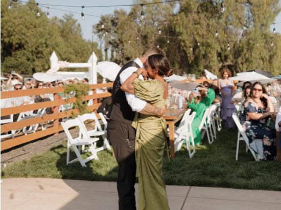 En su boda, la novia organizó un momento conmovedor: el primer baile emocional para sus padres, quienes se escaparon y se casaron en secreto hace 25 años.