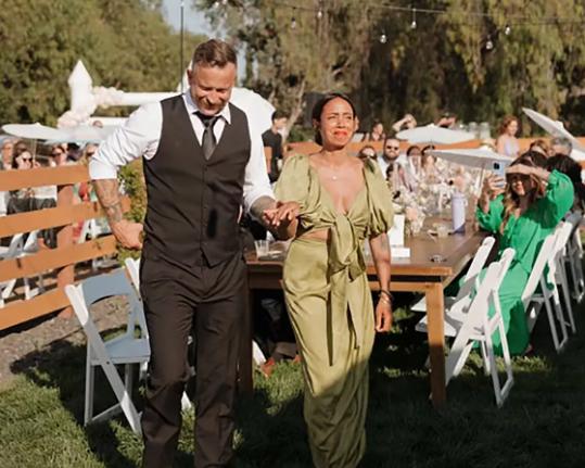 En su boda, la novia organizó un momento conmovedor: el primer baile emocional para sus padres, quienes se escaparon y se casaron en secreto hace 25 años.