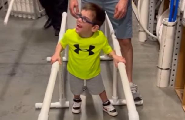 El niño con parálisis cerebral recibió mucho más de lo que esperaba cuando entró en la tienda.