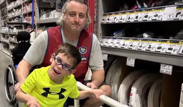 El niño con parálisis cerebral recibió mucho más de lo que esperaba cuando entró en la tienda.