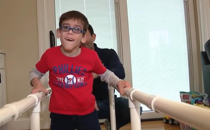 El niño con parálisis cerebral recibió mucho más de lo que esperaba cuando entró en la tienda.