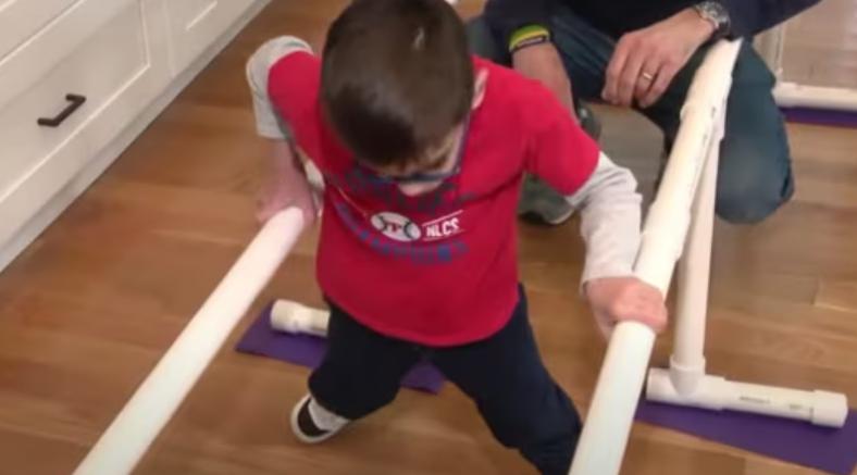 El niño con parálisis cerebral recibió mucho más de lo que esperaba cuando entró en la tienda.
