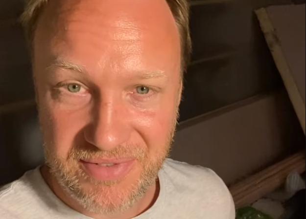 ¡Justo detrás de esa puerta se encuentra todo un mundo mágico que el padre recreó en la habitación de su hija!
