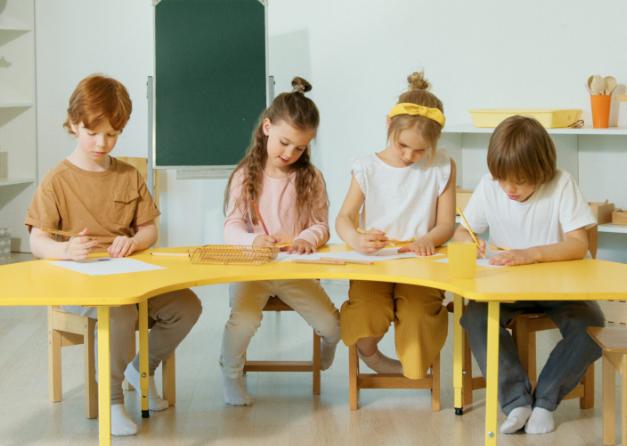 ¡Increíblemente adorables pequeños superhéroes vienen al rescate! ¡Los estudiantes de primer grado unen sus fuerzas para salvar vidas!