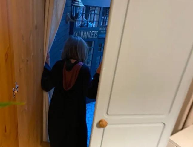¡Justo detrás de esa puerta se encuentra todo un mundo mágico que el padre recreó en la habitación de su hija!