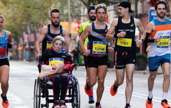 Un corredor acompaña a su madre en una silla de ruedas durante todo un maratón y establece un nuevo récord mundial.