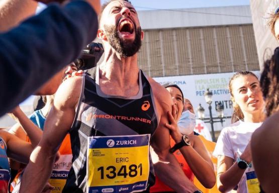 Un corredor acompaña a su madre en una silla de ruedas durante todo un maratón y establece un nuevo récord mundial.