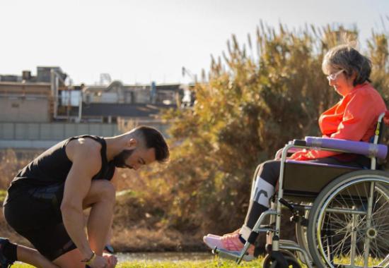 Un corredor acompaña a su madre en una silla de ruedas durante todo un maratón y establece un nuevo récord mundial.