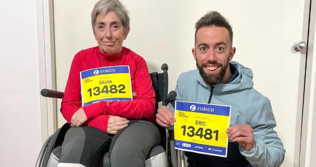 Un corredor acompaña a su madre en una silla de ruedas durante todo un maratón y establece un nuevo récord mundial.