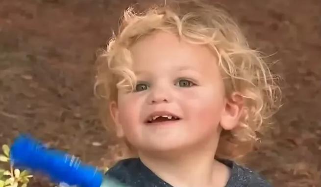 Jugando con burbujas de jabón, el niño pequeño descubrió a su abuela desaparecida que estuvo perdida durante cuatro días.