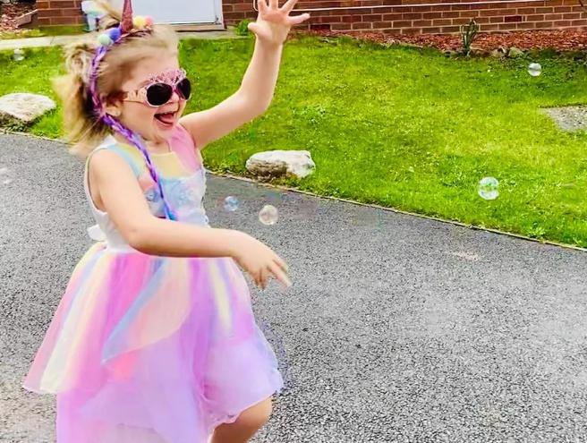 Un niño de siete años con una condición que se consideraba incurable sorprende a los médicos.