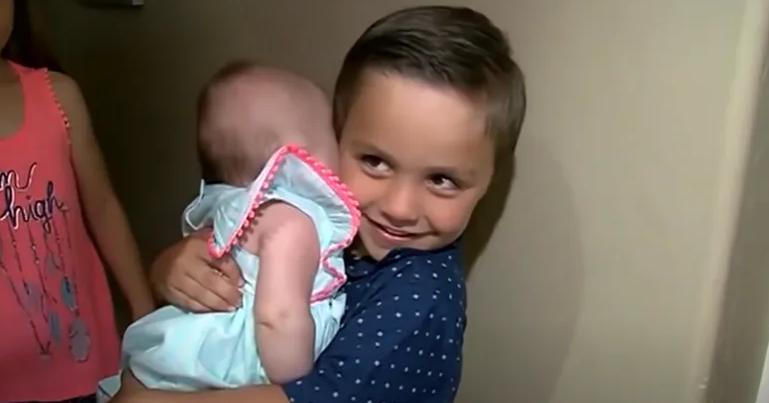 Un niño de cinco años descubre a su madre "inconsciente" y corre hacia los vecinos, sosteniendo a su hermanita en brazos, para pedir ayuda.