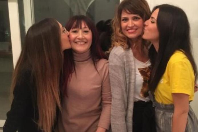 Las madres encontraron una solución ingeniosa después de enterarse de la impactante verdad sobre sus hijas.