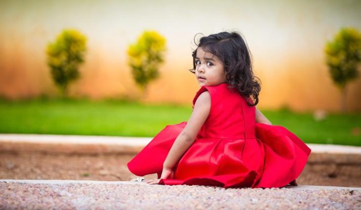 "Su padre y su padrastro le regalaron una serie única de fotografías. Sin embargo, luego ocurrió algo inesperado. Echa un vistazo a las imágenes de este bebé."