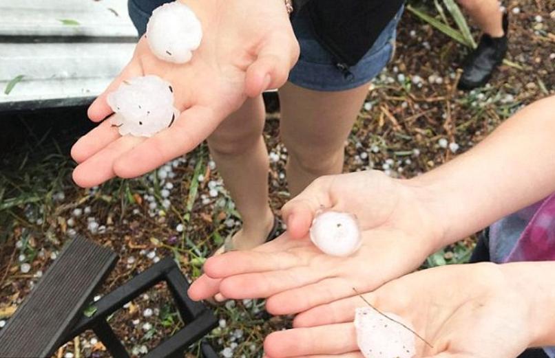 El heroico acto de una madre salva a su pequeña hija de graves contusiones durante una tormenta en Australia.
