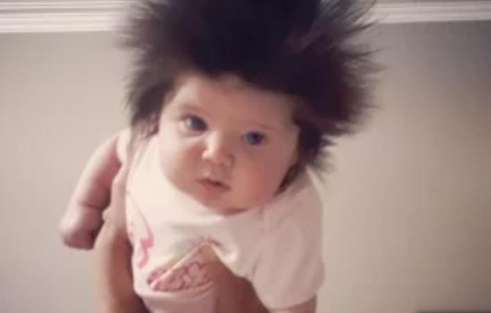 Mire cómo luce la niña que nació con una melena espesa hace tan solo dos años.
