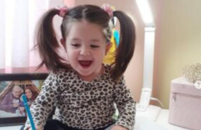Mire cómo luce la niña que nació con una melena espesa hace tan solo dos años.