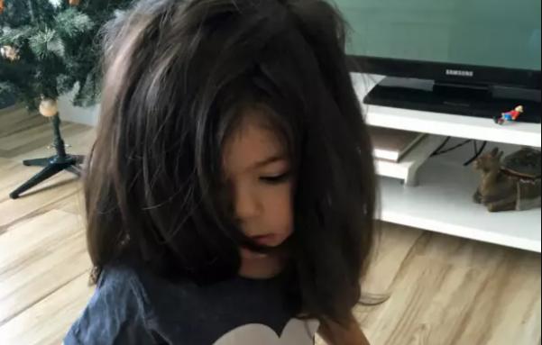 Mire cómo luce la niña que nació con una melena espesa hace tan solo dos años.