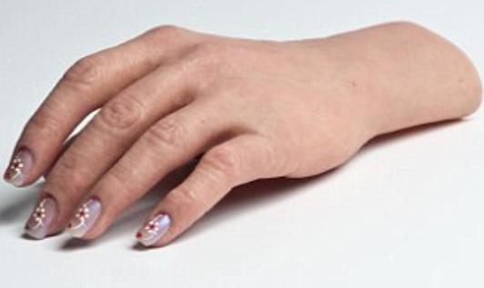"La chica que nació sin un brazo hizo realidad su sueño. Ahora tiene una prótesis realista con pecas dibujadas y uñas acrílicas."